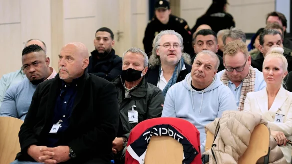 Hanebuth (vorne) werden Mitgliedschaft in einer kriminellen Vereinigung, Geldw&auml;sche, Drohungen und illegaler Waffenbesitz vorgeworfen. - &copy; AFP