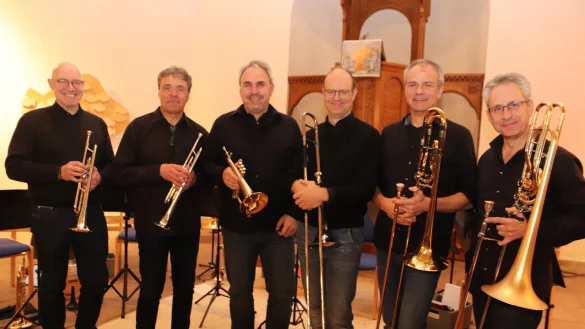 Vier biologische und zwei musikalische Br&uuml;der haben vor zweieinhalb Jahren als &bdquo;Brassbrothers&ldquo; zusammengefunden: Thomas G&ouml;rg (von links), R&uuml;diger Meyer, Gottfried Meyer, Shawn Grocott, Wolfgang Meyer und Eckhard Meyer erfreuen die Zuh&ouml;rer mit ihrem Konzert in Helpup. - &copy; Knut Dinter
