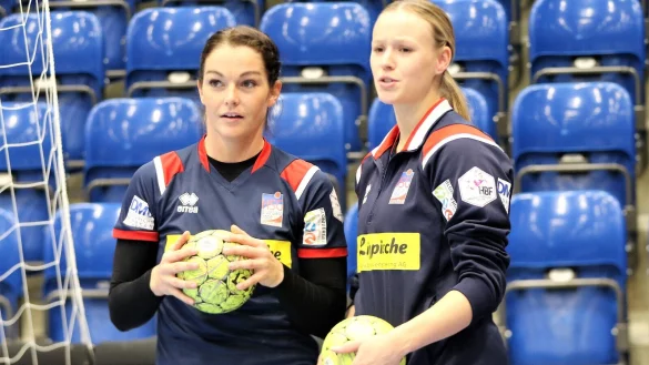Die eine bleibt, die andere geht: Die beiden HSG-Rechtsau&szlig;en Lisa Rajes (links) und Emelyn van Wingerden. - &copy; Oliver K&ouml;nig