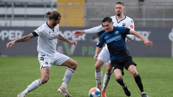 Marcel Mehlem (r.) schoss am 4. Dezember 2021 in Sandhausen sein erstes und bislang einziges Pflichtspieltor für den SCP. Hier nimmt er es mit Sandhausens Kapitän Dennis Diekmeier (l.) und Jannik Bachmann auf, die nun zu seinen Teamkollegen zählen. - © imago images/Eibner