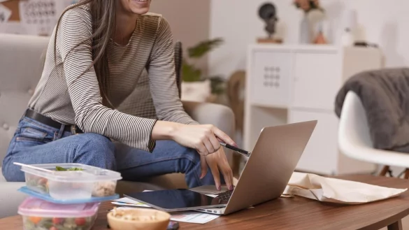 Essen daheim: Wer sich mittags einen Salat oder etwas anderes holt, hat in vielen Fällen Anspruch auf Mehrweggeschirr. - © Verbraucherzentrale