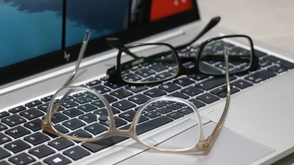 Wer viel am Bildschirm arbeitet, der setzt bestenfalls auf eine spezielle Bildschirmbrille. - &copy; Alexandra Schaller