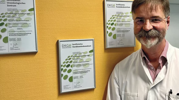 Prof. Dr. Karl-Dietrich Sievert, Chefarzt der Klinik für Urologie und Leiter des Uroonkologischen Zentrums Lippe, freut sich über die erfolgreichen Zertifizierungen. - © Klinikum Lippe