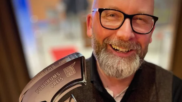 Andr&eacute; Sedlaczek ist stolzer Gewinner des Deutschen Cartoonpreises. - &copy; Michael Holtschulte