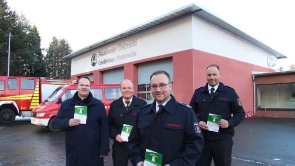 Jörg-Henner Koch (Zweiter von rechts) fängt als Koordinator des Stabs für außergewöhnliche Ereignisse bei der Stadt Detmold an. Zusammen mit Stableiter Michael Peuker, Feuerwehrchef Joachim Wolf und stellvertretendem Wachleiter Jens Kölker (von links) präsentiert er den neuen Flyer über "Leuchttürme". - © Jana Beckmann