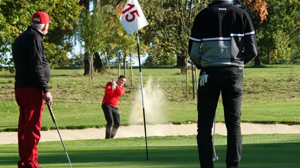 Das verhagelt den Score: Ball im Bunker. Hier versucht Alex Herzog aus Lemgo auf der Bahn 15 in Cappel, den Ball aus dem Sand wieder an die Fahne zu bekommen. Egal ob Amateur oder Profi &ndash; niemand will im Bunker landen. Fotos: Axel B&uuml;rger - &copy; Axel B&uuml;rger