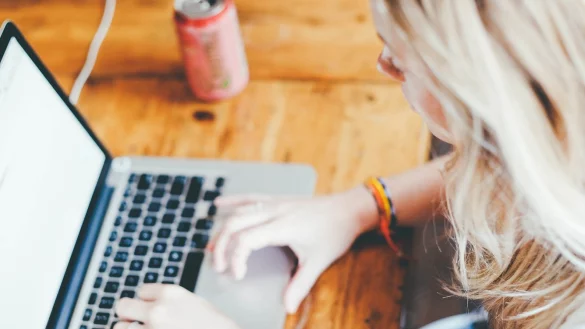 Tagt&auml;glich schauen wir auf Bildschirme. Welche Folgen hat das f&uuml;r das Hautbild? - &copy; Symbolbild: Pixabay