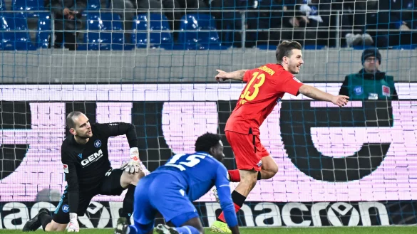 SCP-Matchwinner Robert Leipertz (r.) dreht nach seinem Siegtreffer jubelnd ab. KSC-Keeper Marius Gersbeck und sein Teamkollege Stephan Ambrosius sind geschlagen. - © picture alliance