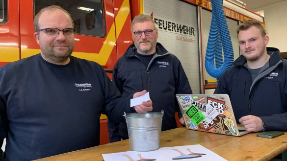 Sascha Soormann (von links) und Jens Neuse losen die angemeldeten Mannschaften den Spielgruppen zu. Jan Schr&ouml;der h&auml;lt im Laptop alles fest. ?Foto: Feuerwehr Bad Salzuflen - &copy; Foto: Daniel Hobein/Feuerwehr Bad Salzuflen