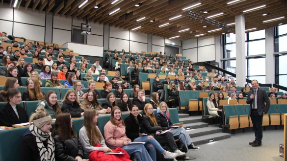 Pr&auml;sident Professor Dr. J&uuml;rgen Krahl begr&uuml;&szlig;t die Sch&uuml;ler der Oberstufe aus Steinheim und Bestwig im Audimax der Hochschule OWL am Standort Lemgo. - &copy; Nadine Uphoff