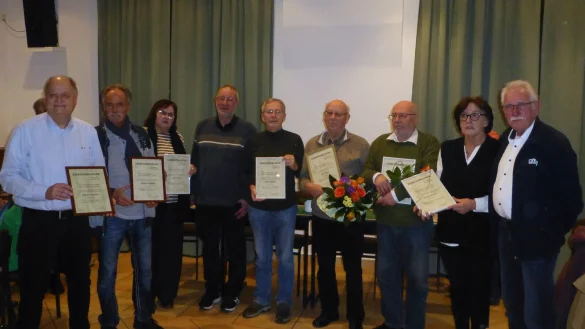 Ehrung langj&auml;hriger Vereinsmitglieder: Wilhelm Schnittcher, Wolfgang Wortmann, Edith Welsandt, stellvertretender Vorsitzender Klaus Seifert, Norbert Welsandt, Ehrenmitglied Rudi Freitag, Manfred Becker, Ingrid Kreuzbusch, Vorsitzender Dietmar Albrecht (von links). Geehrt wurden ebenfalls die hier nicht anwesenden Ulrich Hold und Nadja Wortmann. - &copy; Ziegler und Handwerkerverein Cappel-Mossenberg-W&ouml;hren