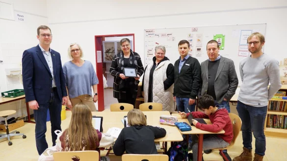 B&uuml;rgermeister Matthias Kalkreuter (von links), Konrektorin Silke Kleymann, Schulleiterin Silke Schwanke, Sandra B&uuml;schemann (Fachteamleiterin Schule, Kultur, Tourismus und Sport), Markus Totsch (Fachteam Organisation, IT), Peter Bergmann (Fachteamleiter Organisation, IT) und Lehrer Daniel Drewes schauen sich an, wie die iPads in der Grundschule zum Einsatz kommen. - &copy; Lorraine Brinkmann