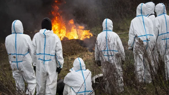 W&auml;hrend die Polizei Vorbereitungen zur geplanten R&auml;umung des Dorfes L&uuml;tzerath trifft, stehen Aktivisten an brennenden Strohballen. - &copy; Thomas Banneyer