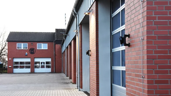 Die Perspektive t&auml;uscht: Auch wenn die Augustdorfer Feuerwache gro&szlig; erscheinen mag, hat sie doch kaum Platz f&uuml;r Fahrzeuge, Ausr&uuml;stung und zeitgem&auml;&szlig;e Umkleider&auml;ume. Nun soll sie erweitert werden - auch ohne F&ouml;rdermittel. - &copy; Raphael Bartling