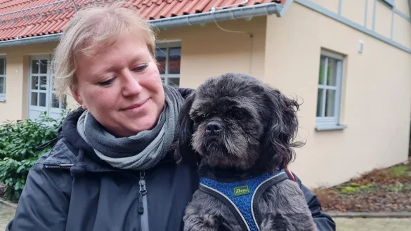 Andere Leute schaffen sich zu Weihnachten einen Hund an, Lulu hingegen wurde von seiner Familie am ersten Weihnachtstag in einem Kaninchenstall ausgesetzt. "Wir haben aber eine neue Familie f&uuml;r ihn", Tierheimleiterin Annika Gl&ouml;de ist erleichtert. - &copy; Marianne Schwarzer