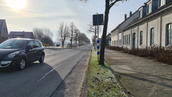 Die Steine im Randbereich der Hauptstraße, die durch Wahmbeckerheide führt, sind teilweise abgesackt. Das führt offenbar zu höheren Geräuschbelastungen für die Anwohner. - © Nadine Uphoff