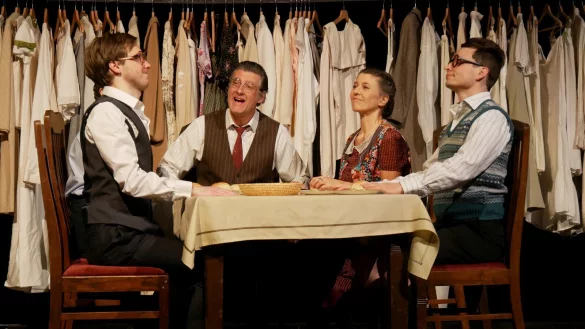 "Sitz gerade Junge!" Die Schauspieler inszenieren hervorragend das kleinb&uuml;rgerliche Leben der Nazizeit. Mit Johan Richter, Dirk Hoener, Anne Schieber und Philip Spreen (von links). - &copy; Thomas Kr&uuml;gler