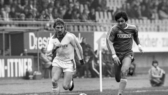 Kampf- und laufstark: Arminia Bielefelds Norbert Eilenfeldt 1978 im Sprintduell mit dem Darmst&auml;dter J&uuml;rgen Kalb (r.). - &copy; imago sportfotodienst