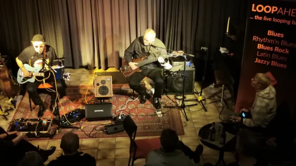 Auf Tuchf&uuml;hlung mit dem Publikum: in der Deele Brosen gastierte das Duo "Loopahead" mit Udo Lummer (links) und Paul-Gerhard Lange. - &copy; Sylvia Frevert