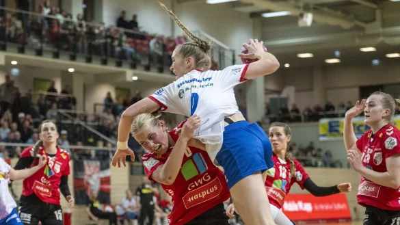 Im Spiel bei Halle-Neustadt wirkte Blombergs Nieke K&uuml;hne noch mit (hier im Duelle mit Judith Tietjen), am Montag verletzte sie sich dann im Training. - &copy; Objektfoto/Ballasch