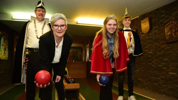 Das Prinzenpaar Frank IV. Heinickel und Annemarie I. Heinickel (von links) und das Kinderprinzenpaar Maja I. Alsdorf und Leonard I. Farchmin bringen die Kugel ins Rollen. - &copy; Nicole Ellerbrake