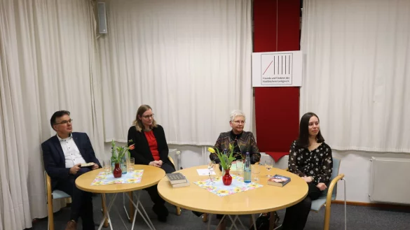 Prof. Dr. J&uuml;rgen Jasperneite (Fraunhofer IOSB-INA und TH OWL), von links, Dr. Sonja Girod (VHS Detmold und Lemgo), Moderatorin Elisabeth Webel und Hannah Vehreschild (Stadtb&uuml;cherei). - &copy; Philip Marx