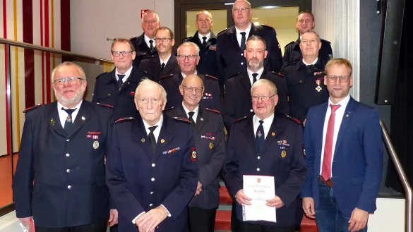Die f&uuml;r langj&auml;hrige Mitgliedschaft Geehrten mit Stefan Jakob, Leiter der Feuerwehr (hinten , Zweiter von links), Stellvertreter Ian Thomy (hinten rechts) sowie B&uuml;rgermeister Borris Ortmeier (vorne rechts) - &copy; Rudi Rudolph