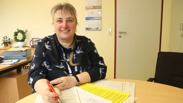 Bettina Rott, Teamleiterin Soziales und Asyl, bearbeitet die Wohngeldantr&auml;ge und arbeitet derzeit eine Kollegin ein, die diese Aufgabe k&uuml;nftig &uuml;bernimmt. Foto: Birgit Guhlke - &copy; Birgit Guhlke