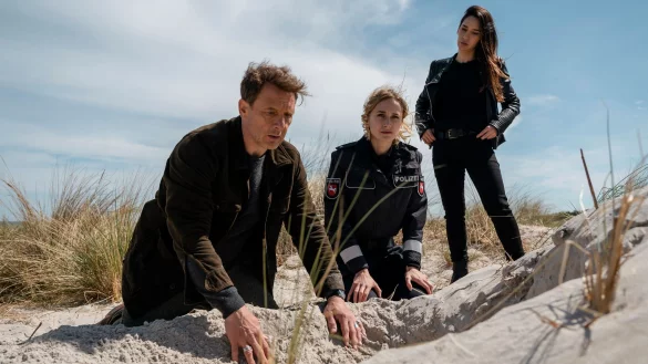 Tjark (Hendrik Duryn), Femke (Pia-Micaela Barucki) und Ceylan (Yasemin Cetinkaya) entdecken in Teil 1 des D&uuml;nenkrimis (Dienstag, 31. Januar, 20.15 Uhr, RTL) mehrere Gr&auml;ber am Nordseestrand. - &copy; Foto: RTL / Stephan Rabold