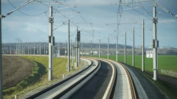 Ein Blick auf die schnelle ICE-Strecke zwischen Halle/Leipzig und Erfurt. - © Deutsche Bahn AG / Volker Emersleben