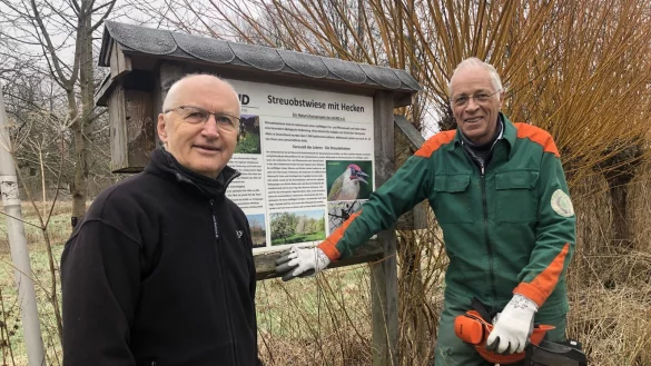 Ralf Plewnia (links) und Harald Kohls geh&ouml;ren zum Kreis der BUND-Mitglieder, die seit Jahrzehnten unter anderem die Streuobstwiese in Werl betreuen. Sp&auml;testens Anfang M&auml;rz beginnt die Amphibienschutzaktion im Stadtgebiet von Bad Salzuflen. - &copy; Georg K&auml;lble