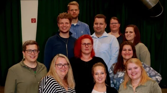 Das neue Team des JAEB: (vordere Reihe, von links) Marcel Vos, Julia Stammeier, Natalie Krebes und Céline Wüllner, (zweite Reihe, von links) Katharina Kleibrink und Olga Derksen, (dritte Reihe, von links) Jens Eickmeyer, Florian Schmidt und Nadia Schurig sowie (vierte Reihe, von links) Friedrich Landermann und Anja Sticka. - © KERBS
