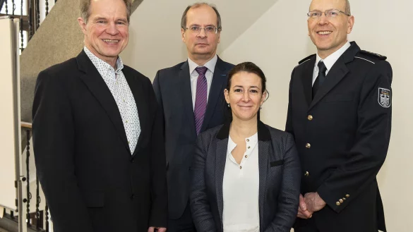 Die franz&ouml;sische Zollattach&eacute;e Aur&eacute;lie Puyau umrahmt von Michael Deters (v.l.), Gerald R&uuml;bsam und Axel Harries. - &copy; J&ouml;rg Dieckmann - www.dieckmann-fotodesign.de