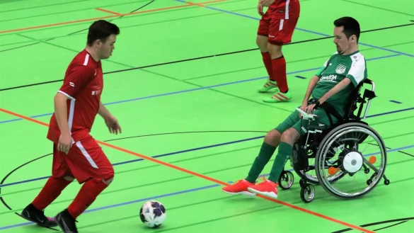 Als Rollstuhlfahrer ist Oliver Brendler voll in die Fußball-Inklusionsmansnchaft des TuS Eichholz-Remmighausen integriert. - © Oliver König