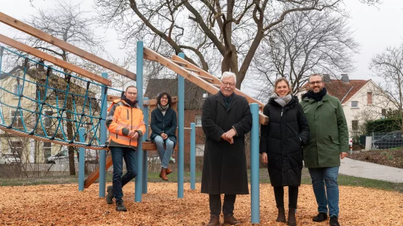 Er&ouml;ffnung des Spielplatzes "Spitzenkamptwete" mit Ernst Purrmann (Teamleitung Gr&uuml;nfl&auml;chen), Nadine Vormweg (Freiraumplanung), Erhard Friesenhan (Ortsteilb&uuml;rgermeister), Dorothee Harms (Freiraumplanung) und Michael K&ouml;lczer (Stadtentwicklung). - &copy; Torben Gocke