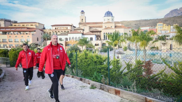 &bdquo;Gutes Wetter, gute Pl&auml;tze&ldquo;: Arminia-Trainer Daniel Scherning (vorn) fand in Spanien sehr gute Bedingungen vor. - &copy; Sarah Jonek
