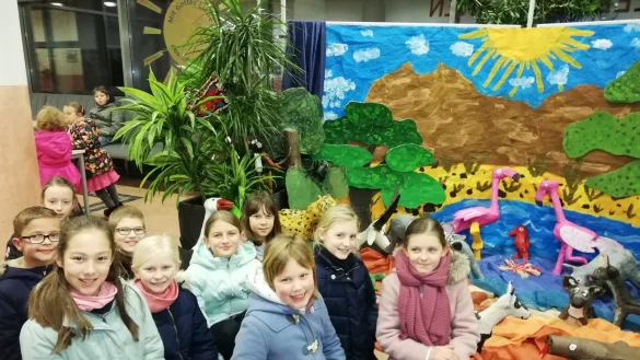 Die Sch&uuml;ler der August-Hermann-Francke-Schule zeigen stolz ihr Projekt. - &copy; Christlicher Schulverein Lippe