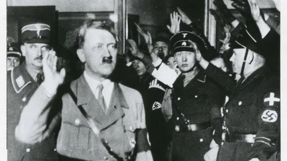 Nach den Hinweisen im Lemgoer Stadtarchiv soll diese historische Aufnahme den sp&auml;teren Reichskanzler und -pr&auml;sidenten Adolf Hitler auf dem Weg zu einer Wahlkampfrede in Lemgo im Jahr 1933 zeigen. - &copy; Stadtarchiv Lemgo/Archiv Ohle