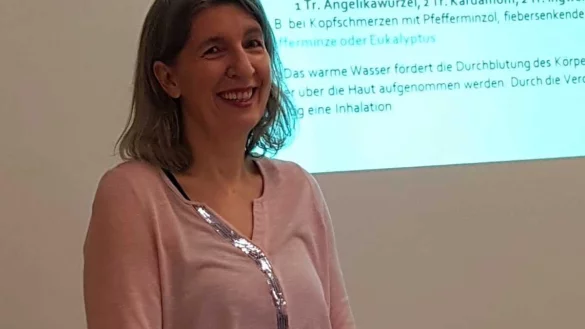 Referentin Sabine Warzecha spricht &uuml;ber die positive Wirkung von &auml;therischen &Ouml;len. - &copy; Kneipp-Verein Schlangen