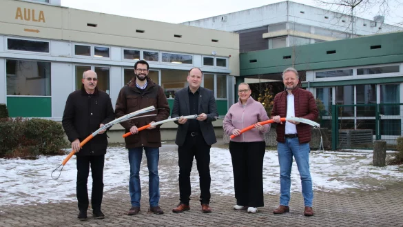 Über den abgeschlossenen Breitbandausbau am Schulzentrum Blomberg freuen sich (von links) Winfried Kipke (Leitung FB20), Sebastian Groppe (Sewikom), Bürgermeister Christoph Dolle, Schulleiterin der SKS Monika Precker und stellvertretender Schulleiter Hans Schröder (HVG). - © Stadt Blomberg