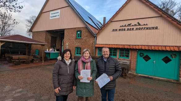 Fachbereichsleiterin Andrea Batzer (von links), Susanne Häger (Vorstandsmitglied Tierschutzverein Franziskushof) und Bürgermeister Mario Hecker haben den Vertrag zur Fundtierunterbringung unterschrieben. - © Gemeinde Kalletal