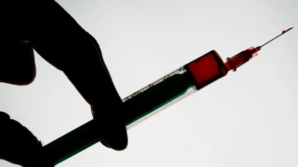 Blut kann im Labor auf m&ouml;gliche N&auml;hrstoffmangel untersucht werden. Liegt keine medizinische Notwendigkeit vor, m&uuml;ssen Patienten diese Tests selbst bezahlen. - &copy; picture alliance / dpa Themendienst