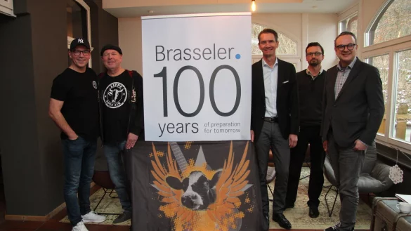 Michael Nolting (von links) und Andreas Kramp vom Lippe-Open-Air-Team konnten zusammen mit Klaus Rübesamen, Geschäftsführer von Gebr. Brasseler, einen Topact für das Festival gewinnen. Mit den Einnahmen soll der Lemgoer Stadtwald unterstützt werden. Das freut Förster Alexander von Leffern und Bürgermeister Markus Baier. - © Nadine Uphoff