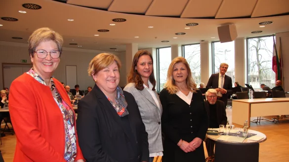 Die starken Frauen von der Lebenshilfe Detmold: (von links) Vorstandsvorsitzende Cordula Holle mit der Landesbeauftragten f&uuml;r die Belange von Menschen mit Behinderung, Claudia Middendorf, p&auml;dagogische Gesch&auml;ftsf&uuml;hrerin Stephanie Kleine und kaufm&auml;nnische Gesch&auml;ftsf&uuml;hrerin Barbara Milde beim Festakt im Kreishaus. Im Hintergrund sind der fr&uuml;here Gesch&auml;ftsf&uuml;hrer Hans-Hermann Schmitz und Moderator Friedel Heuwinkel zu sehen. - &copy; Cordula Gr&ouml;ne