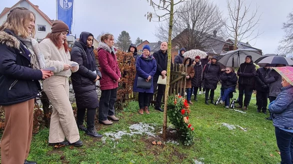 Sch&uuml;lerinnen des Hermann-Voechting-Gymnasiums brachten in der Gedenkstunde beispielhaft das Schicksal der Familie Herzberg zu Geh&ouml;r, nachdem sie zwei Tage zuvor mit Joanne Herzberg gesprochen hatten. - &copy; Marianne Schwarzer