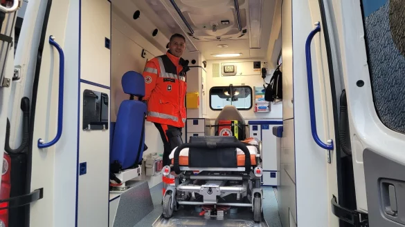Rotkreuzleiter Thomas Rottmann hat den Krankentransportwagen im Detail vorgestellt, so konnten sich die Spender ein Bild machen, wie ihr Geld eingesetzt wird. - &copy; Astrid Sewing