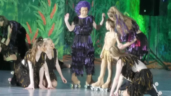 Bei Rollkunstlauf-Musical "Tarzan" passt in der Holstenkamphalle in Barntrup alles: von der sportlichen Leistung &uuml;ber die fantasievollen Kost&uuml;me bis hin zu Lichtshow und B&uuml;hnenbild. 150 Sportler sind beteiligt. - &copy; Sylvia Frevert