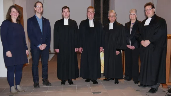 Dr. Sven Lesemann (3. von links) ist von Landessuperintendent Dietmar Arends (Mitte) als Superintendent eingeführt und Pfarrer Andreas Gronemeier (5. von links) aus dem Amt verabschiedet worden. Mit dabei: Pfarrerin Annika Wilinski (Bottrop), Pfarrer Keno Eisbein (Soltau), Pfarrerin i.R. Christiane Nolting und Pfarrer Ulrich Peuckert (von links). - © Lippische Landeskirche