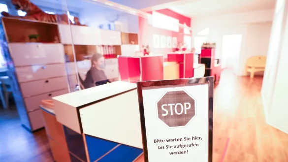 Stoppschild im Eingangsbereich einer Kinderarztpraxis. - © picture alliance/dpa | Christian Charisius