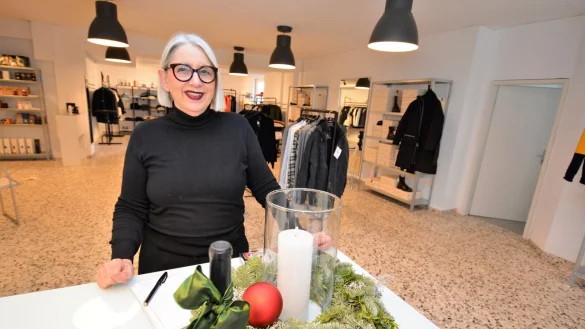 Martina Becker bietet am Simonsplatz jetzt neben Damen- auch Herrenmode, Düfte und Accessoires an. Sie betreibt dort außerdem ihr Kosmetikstudio und gegenüber das Café Paradies. Fotos: Karin Prignitz - © Karin Prignitz